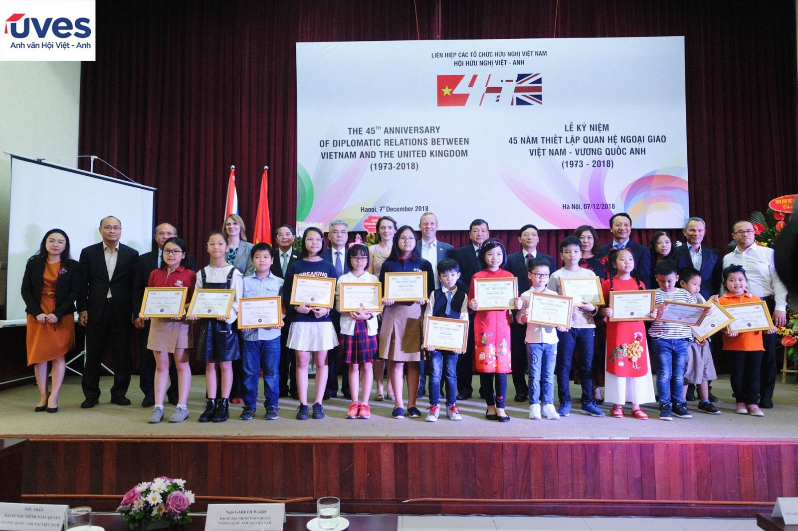 Các thi sinh đạt giải thưởng của cuộc thi nhận bằng khen từ Ngài đại Sứ đặc mệnh toàn quyền Vương Quốc Anh tại Việt Nam - Ngài Gareth Ward